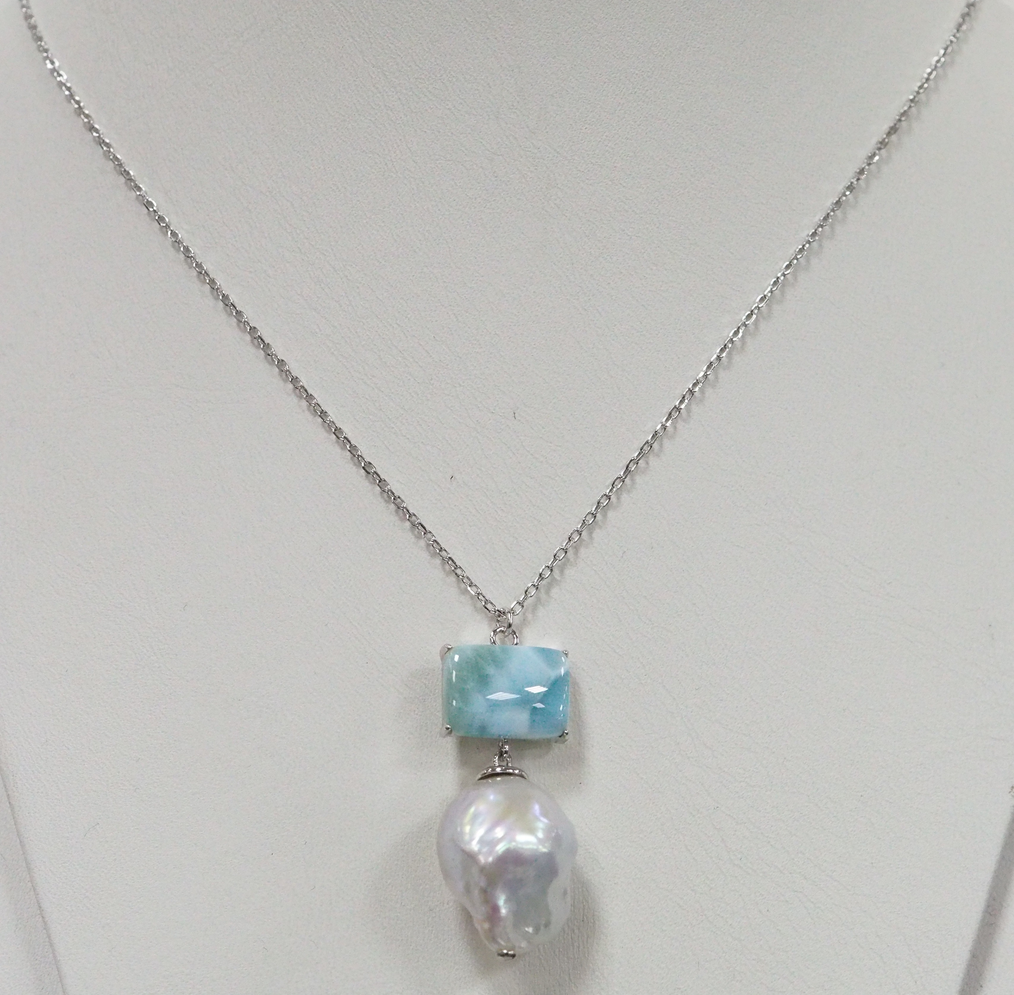 Серебряное колье с ларимаром и жемчугом Барокко